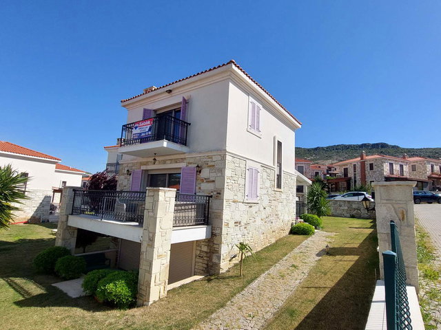 ESKİ FOÇA ADEN HILL SİTESİ’NDE NOSTALJİK DOKULU VE MODERN KONFORLU, KÖŞE KONUMLU SATILIK VİLLA