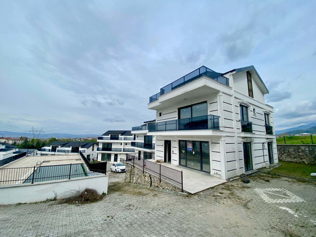 BAŞISKELE YUVACIK’TA DENIZ &DOĞA MANZARALI TRIBLEKS VILLA