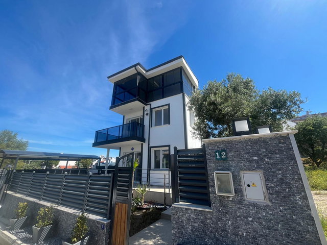 REMAX YELKEN'DEN ÖMÜR BELDESINDE SATILIK  4+1 SIFIRLANMIŞ TRIPLEX  VILLA