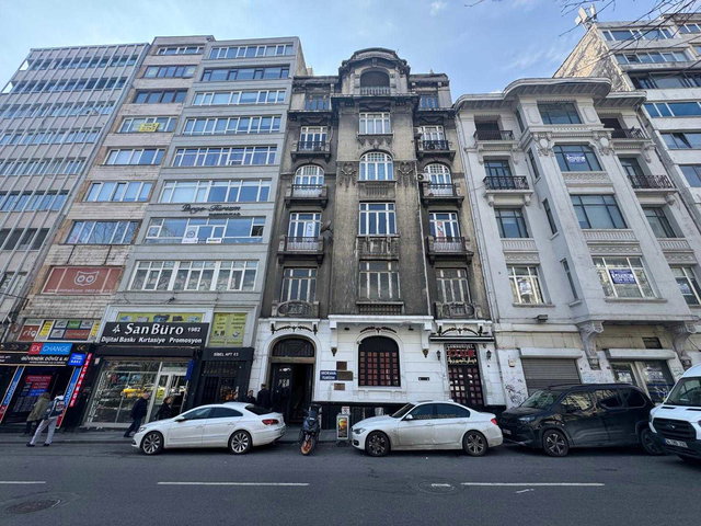 HARBİYE CUMHURİYET CADDESİNDE YÜKSEK TAVANLI TAŞ BİNA