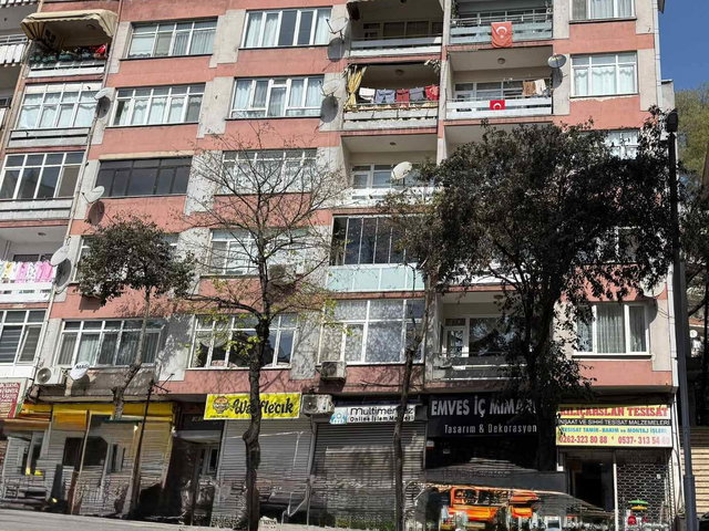 İZMİT MERKEZ İNÖNÜ CADDESİ'NDE SATILIK 3+1 DAİRE
