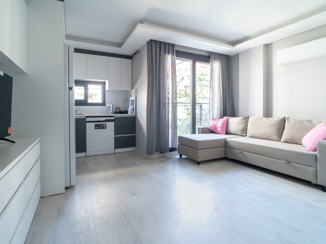 YELKI'DE CADDE ÜZERİ MERKEZI KONUMLU YENİ VE EŞYALI 1+1 DAIRE