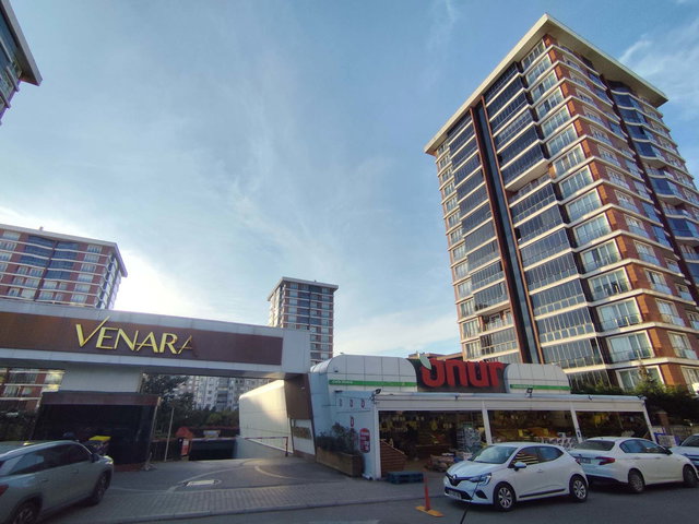 REMAX LAND'DEN ÇORLU VENERA SİTESİNDE SATILIK 3+1 ARA KAT 170M2
