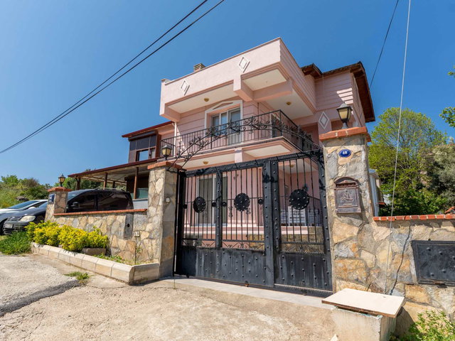 URLA İSKELE'DE DENİZ MANZARALI 5+1 VİLLA VE 2+1 MÜŞTEMİLAT