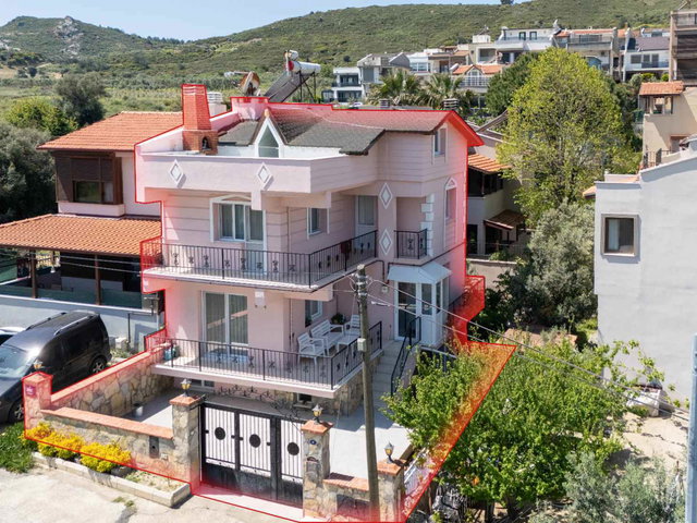 URLA İSKELE'DE DENİZ MANZARALI 5+1 VİLLA VE 2+1 MÜŞTEMİLAT