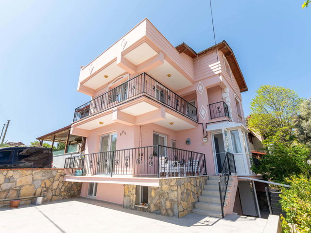 URLA İSKELE'DE DENİZ MANZARALI 5+1 VİLLA VE 2+1 MÜŞTEMİLAT