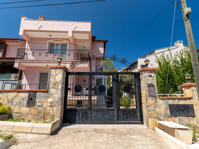 URLA İSKELE'DE DENİZ MANZARALI 5+1 VİLLA VE 2+1 MÜŞTEMİLAT