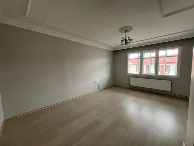 REMAX ARTIS'DEN ŞÜKRÜPAŞA'DA KIRALIK 3+1 DAIRE