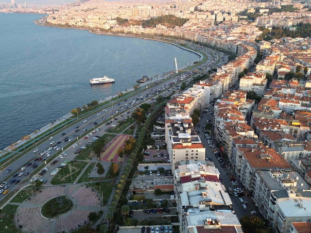KONAK GÜZELYALI'DA SATILIK DENIZ MANZARALI YALI DAIRESI | 1. KAT | 150 M² NET | AÇIK OTOPARKLI