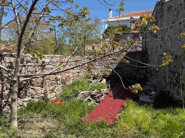 ÇANAKKALE AYVACIK TAMIŞ’TA BAHÇELİ SATILIK KÖY EVİ