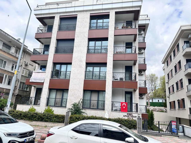 SEVCAN REMAX YEŞİLKÖY SAHİL PARALELİ İLKSOKAK BALKONLU BAHÇEKATI
