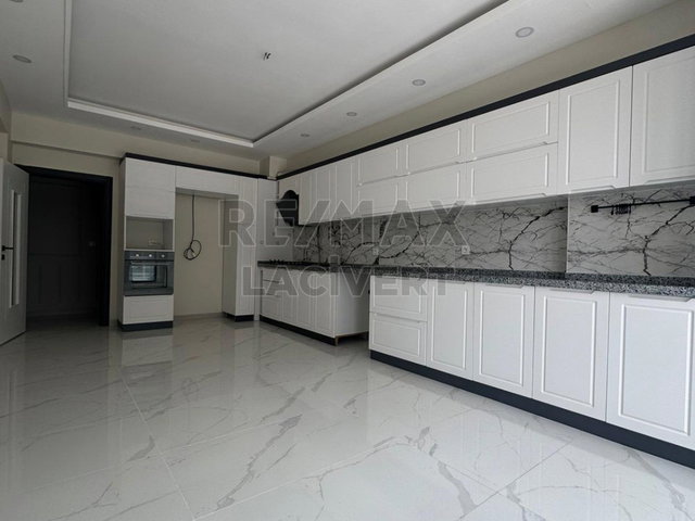 RE/MAX LACİVERT'TEN YILDIZKENT'TE SATILIK 4+1 DAİRE