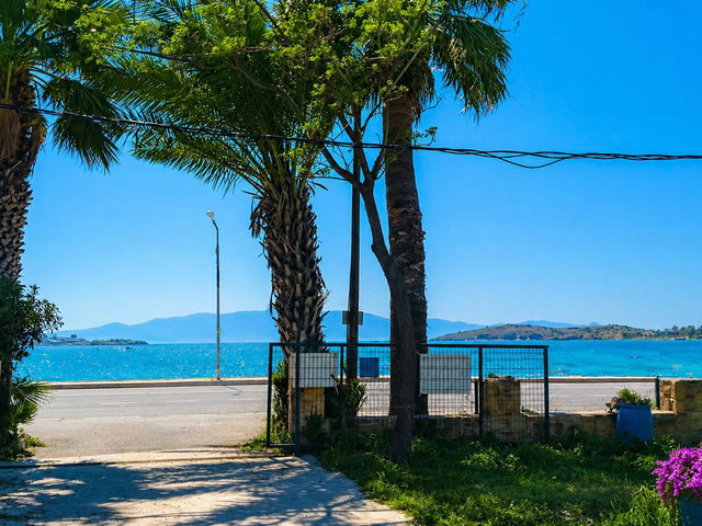 ESKI FOÇA' DA KIRALIK DENIZE SIFIR EŞYALI 3+1 DAİRE