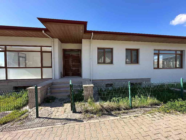 BALIKUYUMCU ATAYURT SİTESİ’NDE 866M² BAHÇELİ SATILIK 5+2 VİLLA