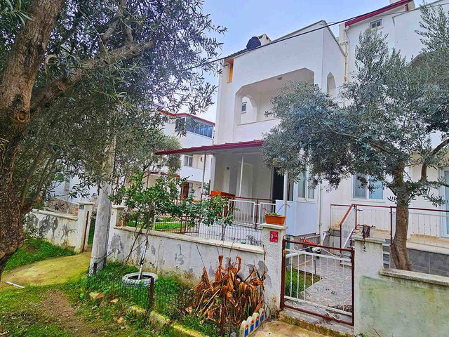 RE/MAX İNCİ'DEN EDREMİT GÜRE'DE SATILIK BAHÇELİ VİLLA