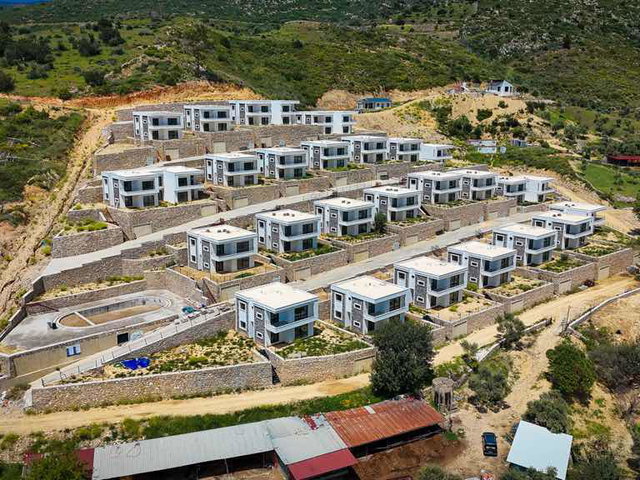 MUĞLA MİLAS ÇÖKERTMEDE CENNET GİBİ BİR DOĞAYA VE DENIZE SAHİP HAVUZLU SİTEDE DAIRE