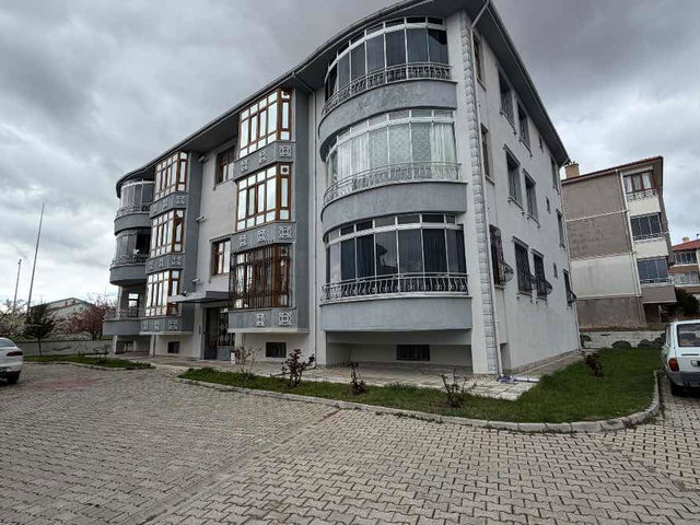 REMAX DEM'DEN ERGENEKON MAHALLESİNDE GENİŞ 3+1 SATILIK DAİRE