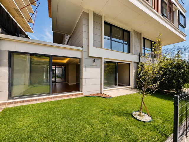 ÜSKÜDAR GÜZELTEPE'DE SATILIK 6+2 BAHÇE DUBLEKS DAİRE
