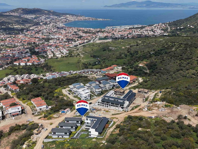 YENI FOÇA'DA HAVUZLU SITEDE SATILIK 2+1 DUBLEKS TERASLI DAIRE