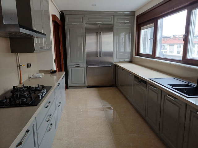 CADDEBOSTAN KADİRAĞA SK. GÖZTEPE PARKINA KOMŞU 4+1+1 250M2 ARAKAT KİRALIK DAİRE