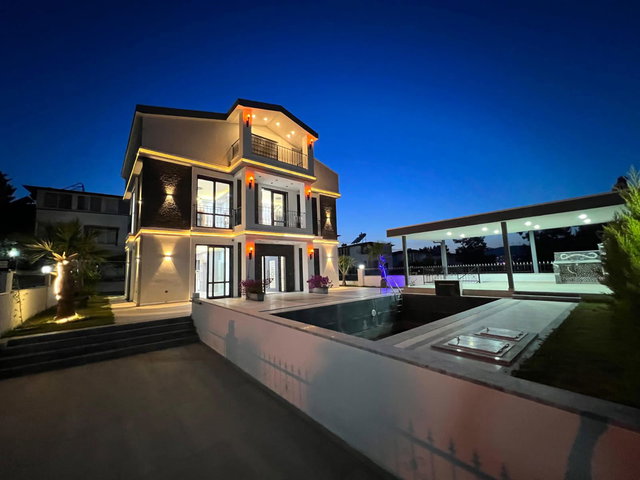 DENİZE 300 METRE , MODERN LÜX MÜSTAKIL VİLLA , ÖZEL HAVUZLU