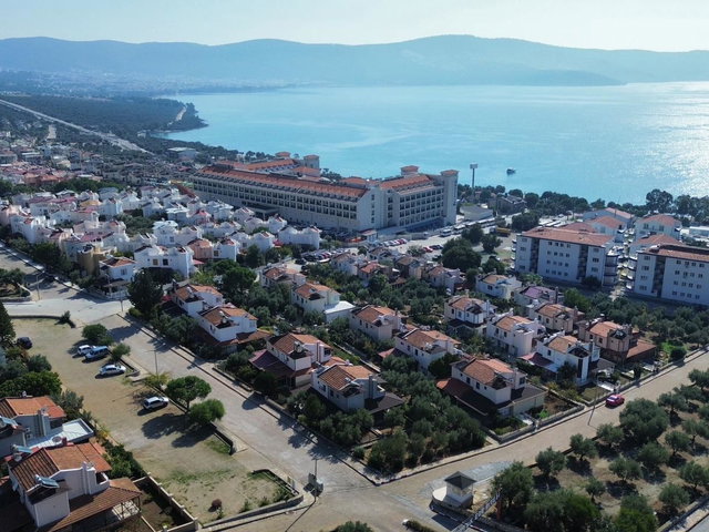KUMKENT SİTESİNDE FULL DENİZ MANZARALI BAHÇELİ 3+1 İKİZ VİLLA