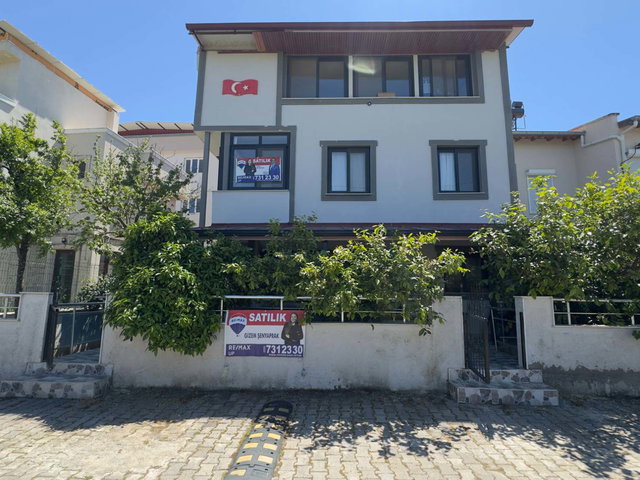 ÜRKMEZ PLAJINA 300 M2 FIRSAT TRIBLEKS SATILIK YAZLIK/MÜSTAKIL
