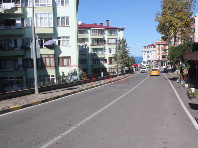 RE/MAX MEYDAN'DAN YEŞILTEPEDE TANJANTA YAKIN BODRUM KAT BALKONSUZ 2+1