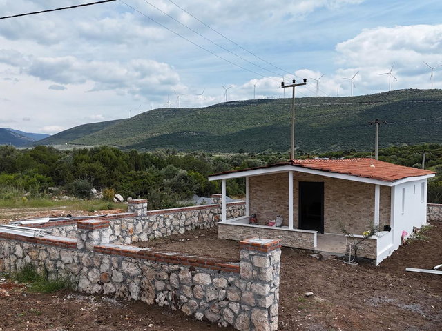 DIDIM MERKEZE 20 KM MESAFEDE 300 METRE² ARSA IÇINDE YENI 2 + 1