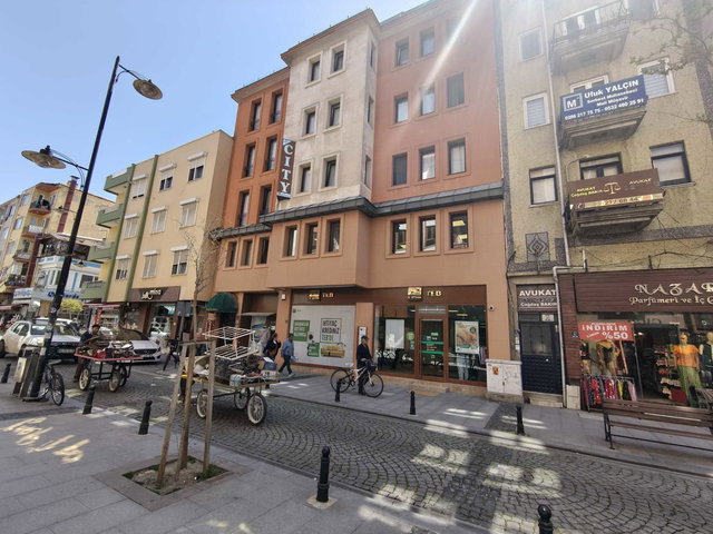 ÇANAKKALE MERKEZ'DE ÇARŞI İÇİNDE İŞYERİ DE OLMAYA MÜSAİT 2+1 KIRALIK DAİRE