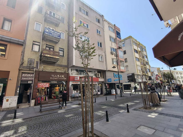 ÇANAKKALE MERKEZ'DE ÇARŞI İÇİNDE İŞYERİ DE OLMAYA MÜSAİT 2+1 KIRALIK DAİRE