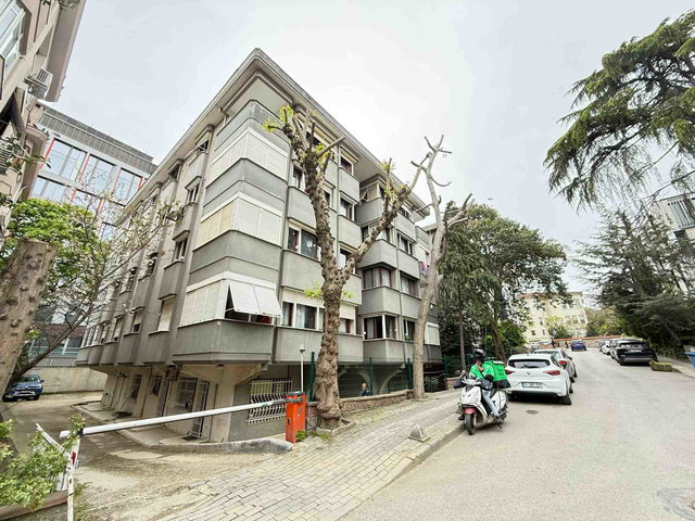 ALTUNİZADE MERKEZDE BAKIMLI GENİŞ KALABALIK AİLELER İÇİN İDEAL 6+1 DAİRE