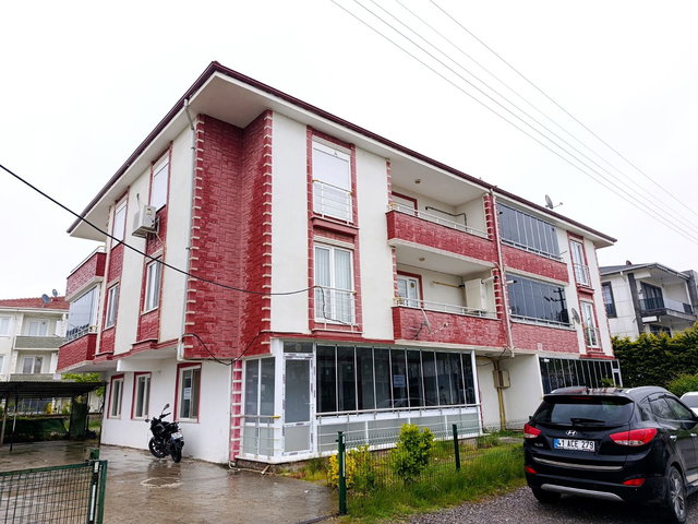 RE/MAX MAVİ'DEN KARASU MERKEZDE GENİŞ ARA KAT ÖNÜ AÇIK 3+1 DAİRE