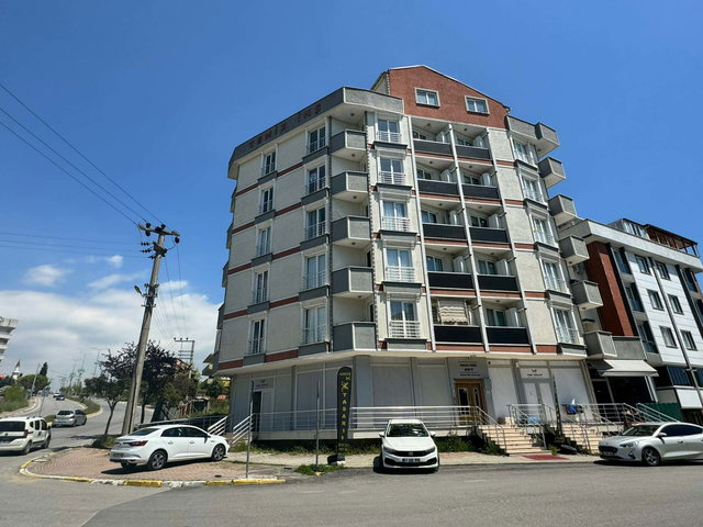 ÇAYIROVA AKSE MAH CADDE ÜSTÜ ASANSÖRLÜ 3+1 SATILIK DAİRE