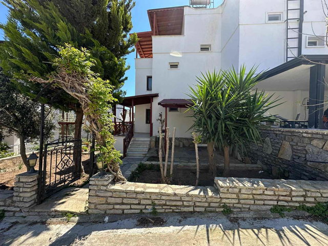 REMAX BEYAZ BODRUM AKYARLARDA TRIPLEX VİLLA