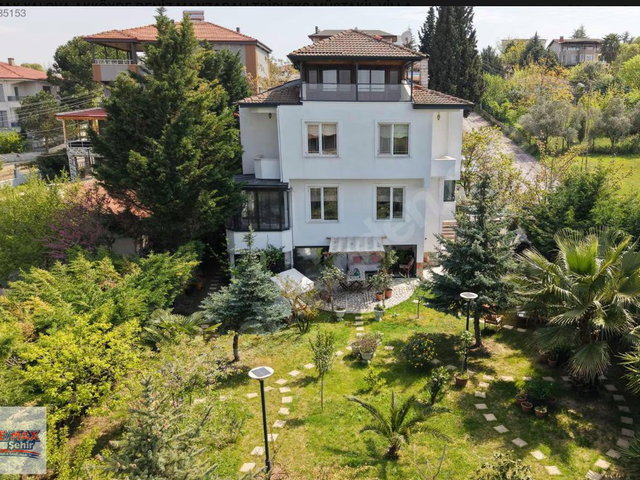 REMAX YALOVA AKKÖYDE DENİZ MANZARALI TRİPLEKS MÜSTAKİL VİLLA