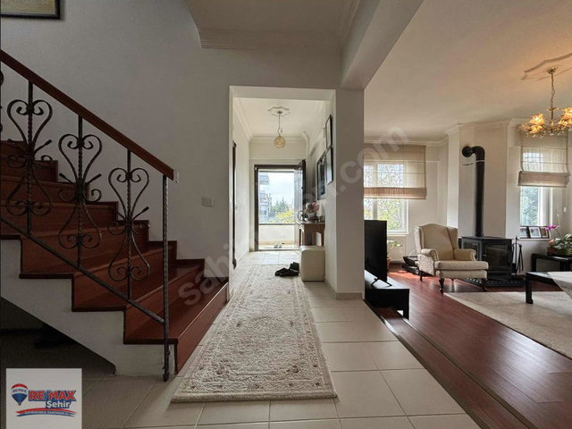 REMAX YALOVA AKKÖYDE DENİZ MANZARALI TRİPLEKS MÜSTAKİL VİLLA