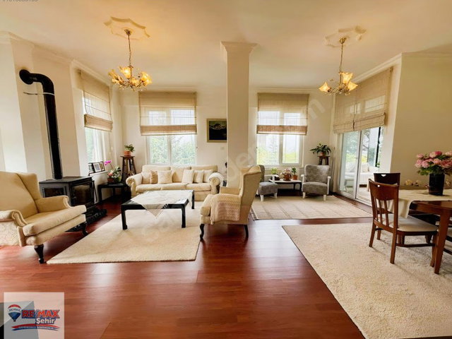 REMAX YALOVA AKKÖYDE DENİZ MANZARALI TRİPLEKS MÜSTAKİL VİLLA