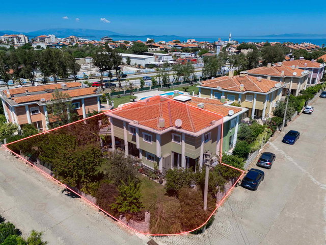 GÜZELBAHÇE YALI`DA HAVUZLU BUTİK SİTEDE BAKIMLI GENİŞ KÖŞE VİLLA..