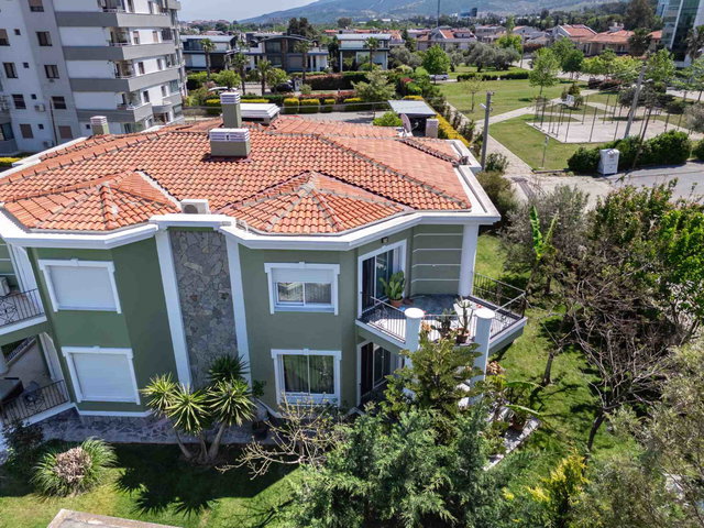 GÜZELBAHÇE YALI`DA HAVUZLU BUTİK SİTEDE BAKIMLI GENİŞ KÖŞE VİLLA..