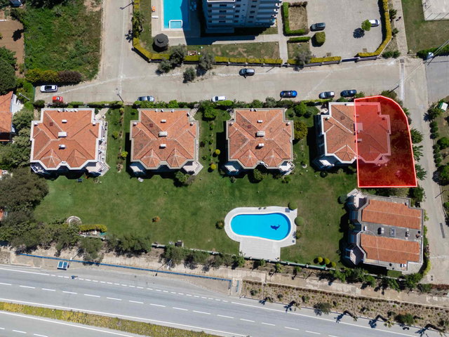 GÜZELBAHÇE YALI`DA HAVUZLU BUTİK SİTEDE BAKIMLI GENİŞ KÖŞE VİLLA..
