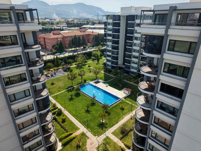 GÜZELYURT MAHALLESINDE SITE IÇERISINDE  HAVUZLU KIRALIK DAIRE