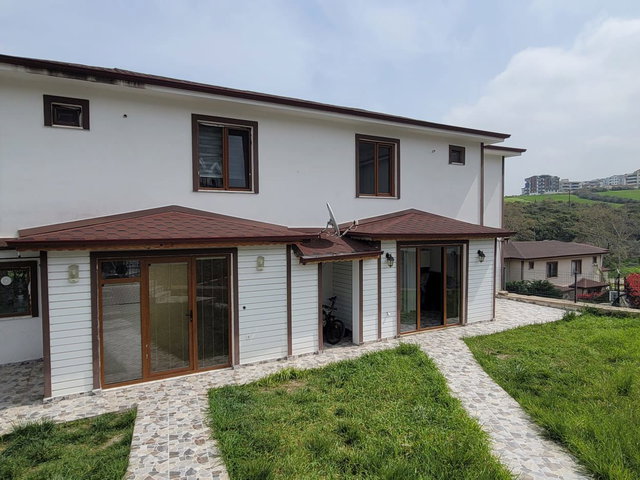 AKBAHÇE EVLERİNDE KİRALIK TRİPLEX VİLLA