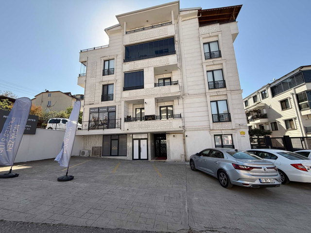 REMAX MYRADAN BAŞİSKELE ÇARŞI MERKEZDE 2 BANYOLU GENİŞ 2+1