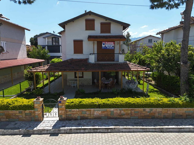 DAVUTLAR KÖYÜM SITESI’NDE 300 M² ARSA İÇINDE, DENIZE ILK SIRA TEK MÜSTAKIL 5+1 YAZLIK
