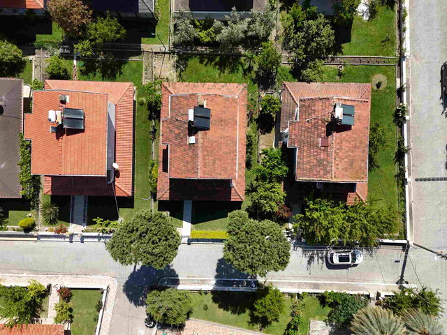 DAVUTLAR KÖYÜM SITESI’NDE 300 M² ARSA İÇINDE, DENIZE ILK SIRA TEK MÜSTAKIL 5+1 YAZLIK