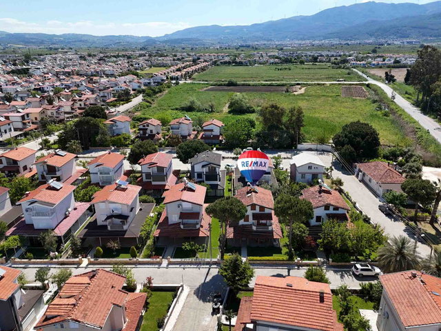 DAVUTLAR KÖYÜM SITESI’NDE 300 M² ARSA İÇINDE, DENIZE ILK SIRA TEK MÜSTAKIL 5+1 YAZLIK