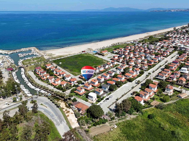 DAVUTLAR KÖYÜM SITESI’NDE 300 M² ARSA İÇINDE, DENIZE ILK SIRA TEK MÜSTAKIL 5+1 YAZLIK