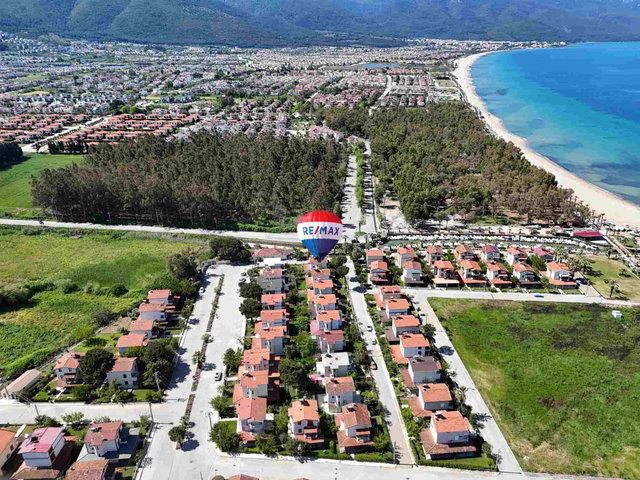 DAVUTLAR KÖYÜM SITESI’NDE 300 M² ARSA İÇINDE, DENIZE ILK SIRA TEK MÜSTAKIL 5+1 YAZLIK