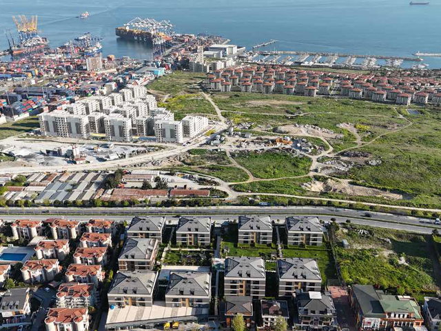 REMAX MAHMUT BEKDEMİR DEN MABEYN SAHİL SİTESİ BAHÇE KATI 4+1